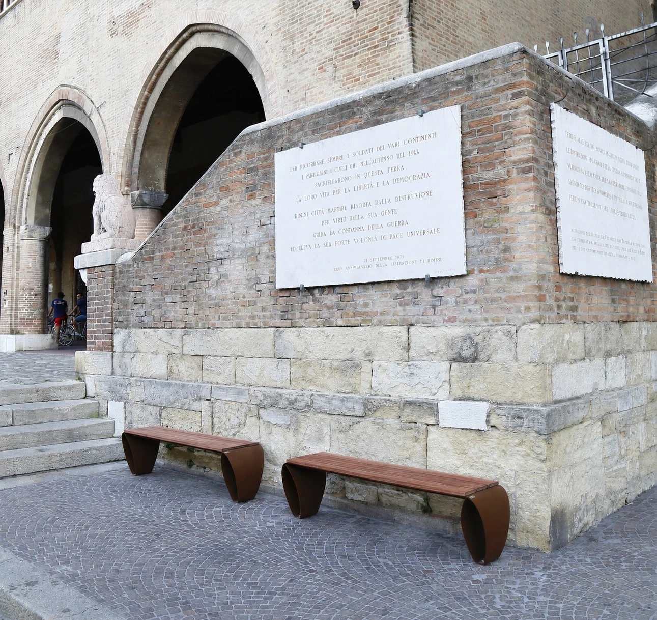 Fluxus Bench — detail 1