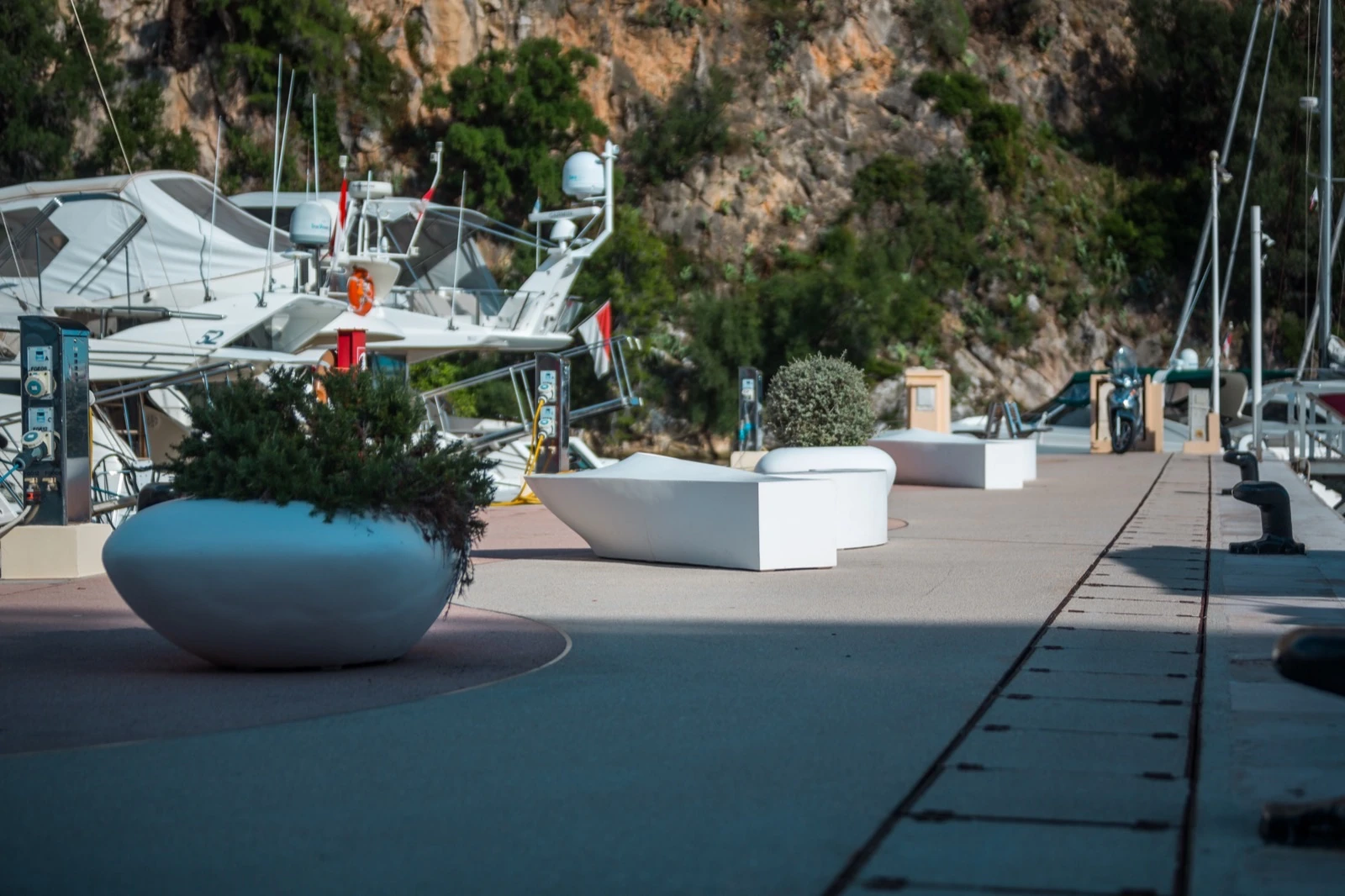 Wave Bench — detail 2